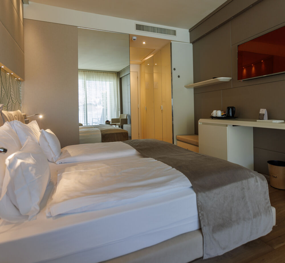 Prestige Double Bedroom with Garden View - Between refinement and comfort